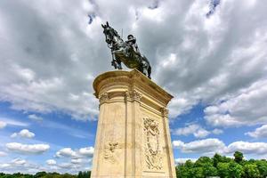 estátua equestre de henri de montmorency no castelo de chantilly, frança. foto