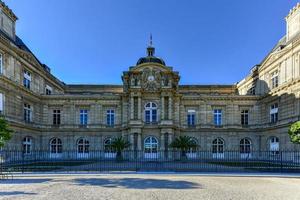 o palácio luxemburguês, que desde 1958 é sede do senado francês da quinta república. foto