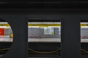Milão, Itália - 17 de março de 2018 - interior da estação central de metrô de Milão, na Itália. foto