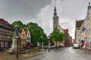 bruges, bélgica - 12 de maio de 2017 - estátua do pintor flamengo jan van eyck em bruges, bélgica foto