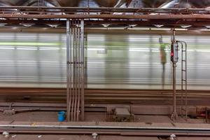 cidade de nova york - 9 de junho de 2017 - movendo um trem na estação de metrô 181 street no bairro de fort washington em manhattan, nova york. foto