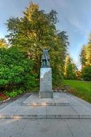 Estátua de Lord Stanley mostrando Lord Stanley of Preston dando as boas-vindas às pessoas no Stanley Park de braços abertos em Vancouver, Canadá, 2022 foto