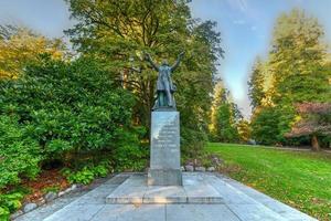 Estátua de Lord Stanley mostrando Lord Stanley of Preston dando as boas-vindas às pessoas no Stanley Park de braços abertos em Vancouver, Canadá, 2022 foto