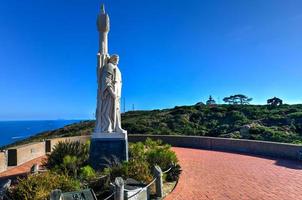 san diego - 17 de julho de 2020 - estátua de juan rodriguez cabrillo e panorama de san diego, califórnia foto