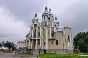 igreja da assunção da bem-aventurada virgem maria com a igreja inferior de st. andrew em drohobych, lviv oblast, ucrânia. foto