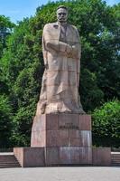 monumento ao escritor ucraniano ivan franko em lvov, ucrânia, 2022 foto