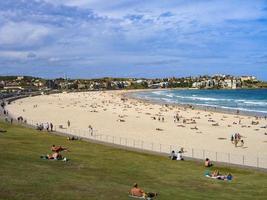 sydney, austrália - 4 de março de 2006 - pessoas relaxando na praia de bondi em sydney, austrália. A praia de Bondi é uma das praias mais famosas do mundo. foto