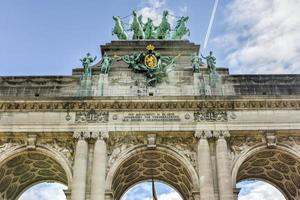 arco triunfal no parque cinquantenaire em bruxelas, foi planejado para a exposição nacional de 1880 para comemorar o 50º aniversário da independência da bélgica. foto