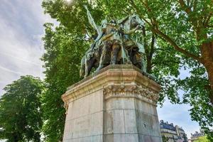 estátua de carlos magno e seu vassalo na ile de la cite em paris, frança foto