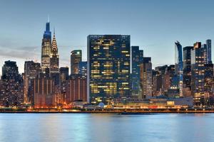 cidade de nova york - 7 de abril de 2021 - vista do centro de manhattan ao pôr do sol de long island city, queens, cidade de nova york. foto