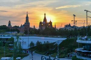 Moscou, Rússia - 23 de junho de 2018 - Catedral de São Basílio vista do Parque Zaryadye, Moscou, Rússia ao pôr do sol. foto