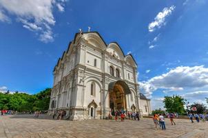 moscou, rússia - 27 de junho de 2018 - a catedral do arcanjo michael na praça da catedral do kremlin de moscou. foto