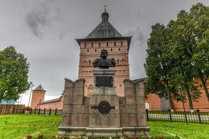 suzdal, rússia - 6 de julho de 2018 - monumento a dmitry pozharsky em suzdal, rússia ao longo do anel dourado. foto