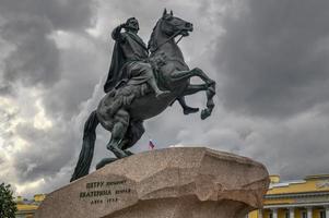 a estátua equestre do cavaleiro de bronze de petersburgo, o grande, na praça do senado, em são petersburgo, rússia. encomendado por Catarina, a Grande, foto