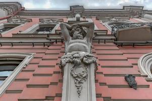 São petersburgo, rússia - 3 de julho de 2018 - palácio beloselsky-belozersky no estilo do neobarroco russo. figuras de atlantes na fachada do prédio. foto