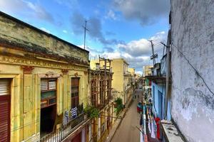 edifício antigo em processo de colapso no antigo bairro de havana de havana, cuba. foto