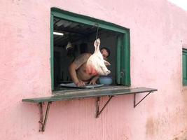 loja de carne de porco nas ruas de trinidad, cuba, 2022 foto