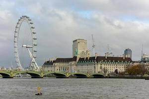 o olho de londres na margem sul do rio tâmisa à tarde em londres, inglaterra. o london eye é uma roda gigante, 2022 foto