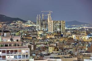 horizonte de barcelona à noite na catalunha, espanha. foto