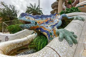 escadaria do dragão no parque guell em barcelona, espanha é um sistema de parques públicos composto por jardins e elementos arquitetônicos localizado no carmel hill, em barcelona, catalunha foto