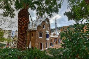 casa de pão de gengibre no parque guell em barcelona, espanha. trata-se de um sistema de parques públicos composto por jardins e elementos arquitetônicos localizado no morro carmel, em barcelona, catalunha. foto