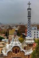 o park guell em barcelona, espanha é um sistema de parques públicos composto por jardins e elementos arquitetônicos localizado no carmel hill, em barcelona, catalunha. foto