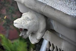 enfeite de cachorro no parque guell em barcelona, espanha é um sistema de parques públicos composto por jardins e elementos arquitetônicos localizado no carmel hill, em barcelona, catalunha. foto