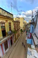 edifício antigo em processo de colapso no antigo bairro de havana de havana, cuba. foto