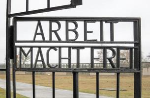 inscrição arbeit macht frei nos portões do antigo campo de concentração nazista, agora o memorial nacional de sachsenhausen em oranienburg, alemanha, 2022 foto