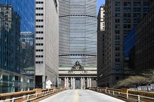 uma fachada sul vazia do grande terminal central na avenida do parque no viaduto da praça pershing durante a quarentena do coronavírus. foto