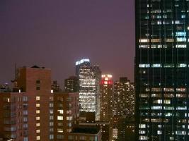 vista aérea do horizonte de midtown manhattan à noite na cidade de nova york. foto