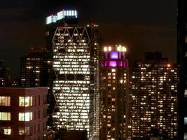 o horizonte de midtown manhattan à noite na cidade de nova york. foto