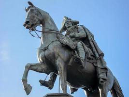 a estátua equestre de frederick o grande é uma escultura ao ar livre em bronze fundido no extremo leste de unter den linden em berlim, em homenagem ao rei frederick ii da prússia. foto