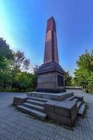 obelisco em homenagem aos guerreiros do exército vermelho de trabalhadores e camponeses heróicos em yerevan, armênia. foto