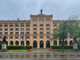 vista do edifício do governo da alta baviera em munique, alemanha foto