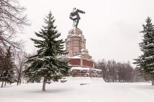 monumento de lenin em kostroma, rússia no inverno ao longo do círculo dourado. foto