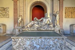 escultura e arte no museu do vaticano, cidade do vaticano, roma, itália foto
