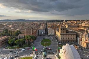 vista aérea do horizonte de roma, itália, à medida que o pôr do sol se aproxima. foto