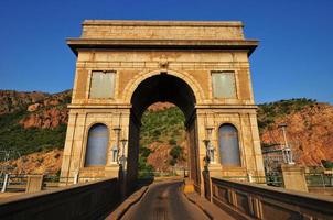 hartbeespoort barragem arco sobre a travessia da barragem em pretória ao pôr do sol. foto