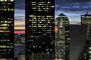 torres de escritórios no centro de manhattan, em nova york, ao pôr do sol foto