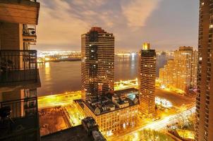 apartamentos ao longo do horizonte do lado leste da cidade de nova york até o rio leste foto