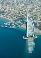 dubai, emirados árabes unidos - 25 de novembro de 2012 - vista da praia de luxo de dubai e burj al-arab, em dubai, emirados árabes unidos. o bur é o hotel mais exclusivo do mundo e sete estrelas em dubai. foto