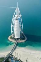 dubai, emirados árabes unidos - 25 de novembro de 2012 - vista da praia de luxo de dubai e burj al-arab, em dubai, emirados árabes unidos. o bur é o hotel mais exclusivo do mundo e sete estrelas em dubai. foto