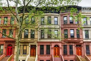 brownstones no bairro de Harlem, na cidade de Nova York. foto