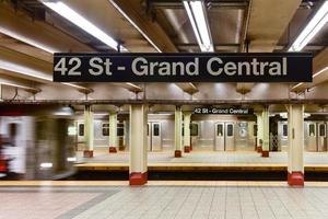 cidade de nova york - 14 de outubro de 2017 - 42 st - trem de transporte entrando na estação de metrô grand central na cidade de nova york. foto