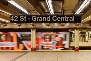 cidade de nova york - 14 de outubro de 2017 - 42 st - trem de transporte entrando na estação de metrô grand central na cidade de nova york. foto