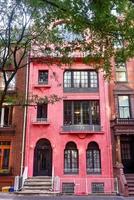 Arquitetura clássica de casa geminada grega em Greenwich Village, em Nova York. foto