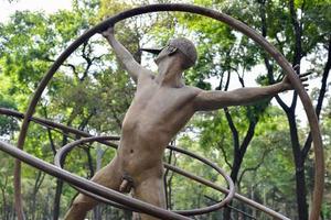 cidade do méxico, méxico - 3 de julho de 2013 - esculturas de bronze do artista contemporâneo jorge marin ao longo do paseo de la reforma na cidade do méxico, méxico. foto