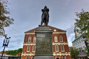 um mercado e um salão de reuniões desde 1742, o faneuil hall em boston também foi palco de vários discursos de samuel adams e james otis. foto