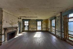 o abandonado hospital de imigrantes de Ellis Island. foi o primeiro hospital público de saúde dos estados unidos, inaugurado em 1902 e funcionando como hospital até 1930. foto